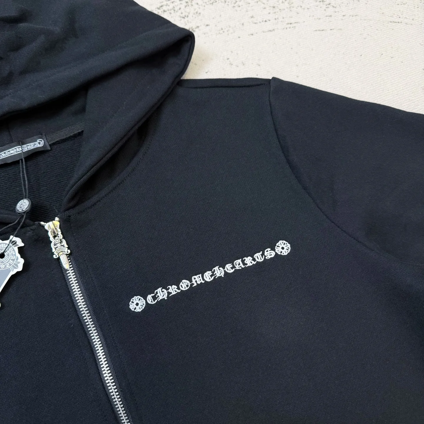 P310 Chrome Hearts Miami limited-edition horseshoe embroidered leather label hooded jacket, the same style at ChromeHearts counters. Made of 430g double-strand double yarn pure cotton terry fabric. The original custom hardware zippers are restored in place. The handle is very textured. Three-dimensional and atmospheric. Versatile and easy to wear in autumn. Simple and elegant. It adopts the os version. The upper body effect is great. Suitable for all body types. Soft and comfortable. CH Sanskrit embroidered letters on the front and large horseshoe Sanskrit leather label on the back. The small mark on the hem is the finishing touch. It is machine washable. It will not fade or deform. It has complete accessories. Original mold opening. Perfect restoration. ZP 2:1. Same style for men and women. Versatile and not picky. Size: s m l xl. Color: black